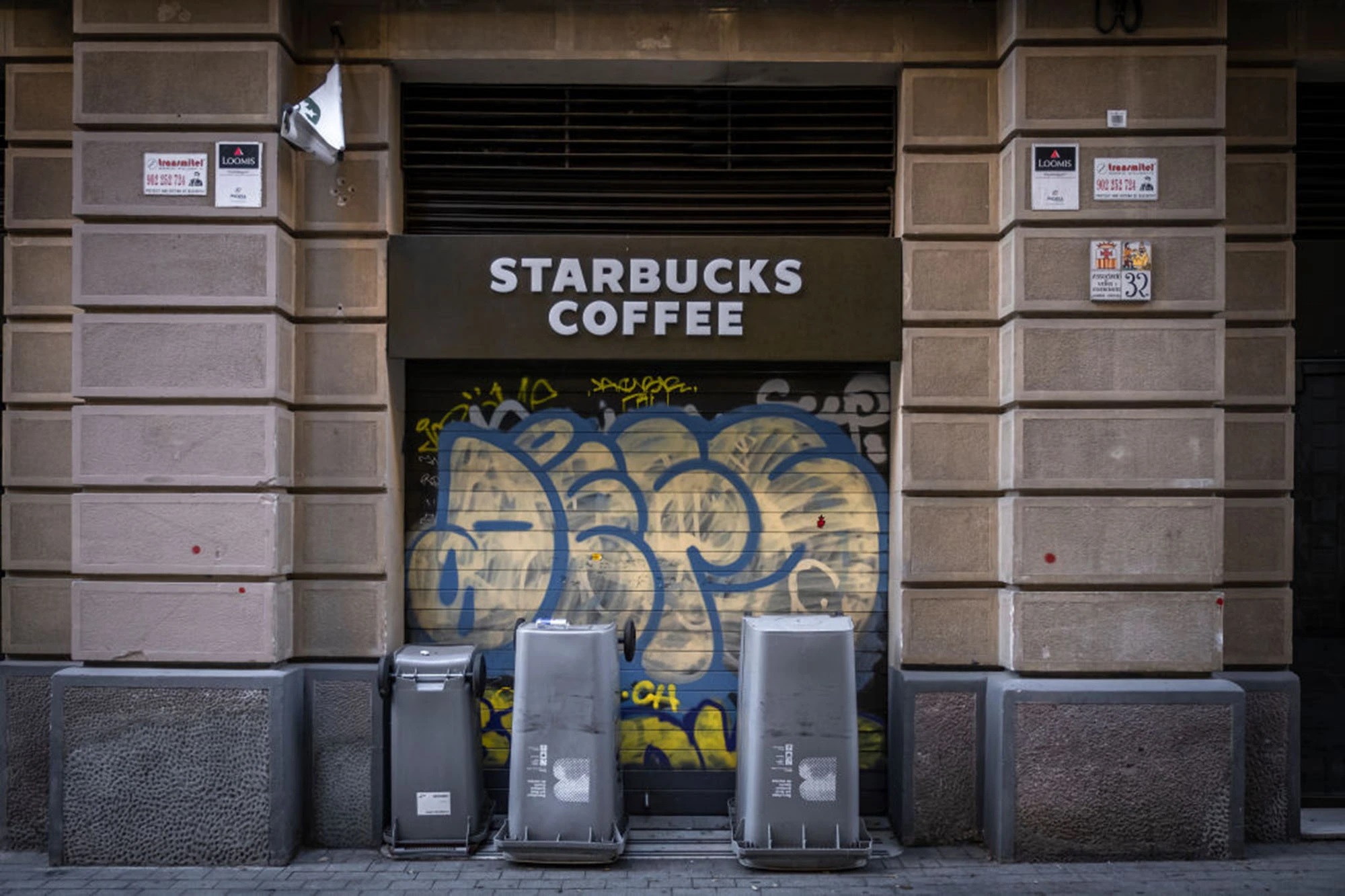 Starbucks закрывает кофейни из-за демократов и бомжей 