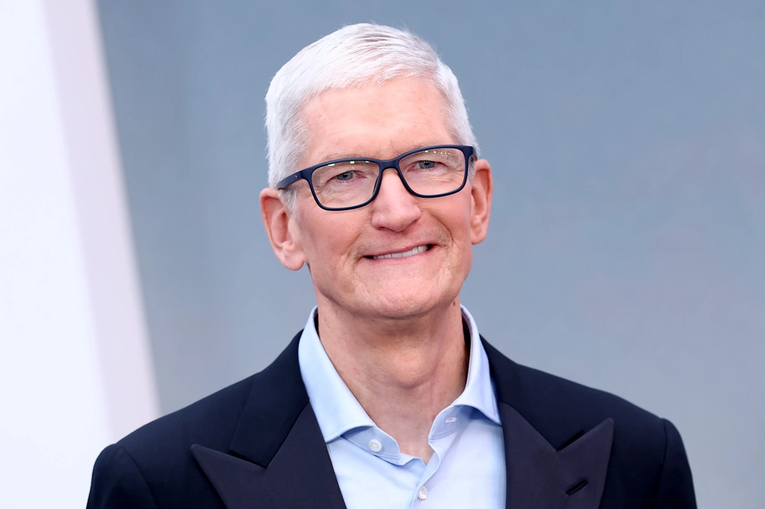 Тим Кук передал должность гендиректора Apple