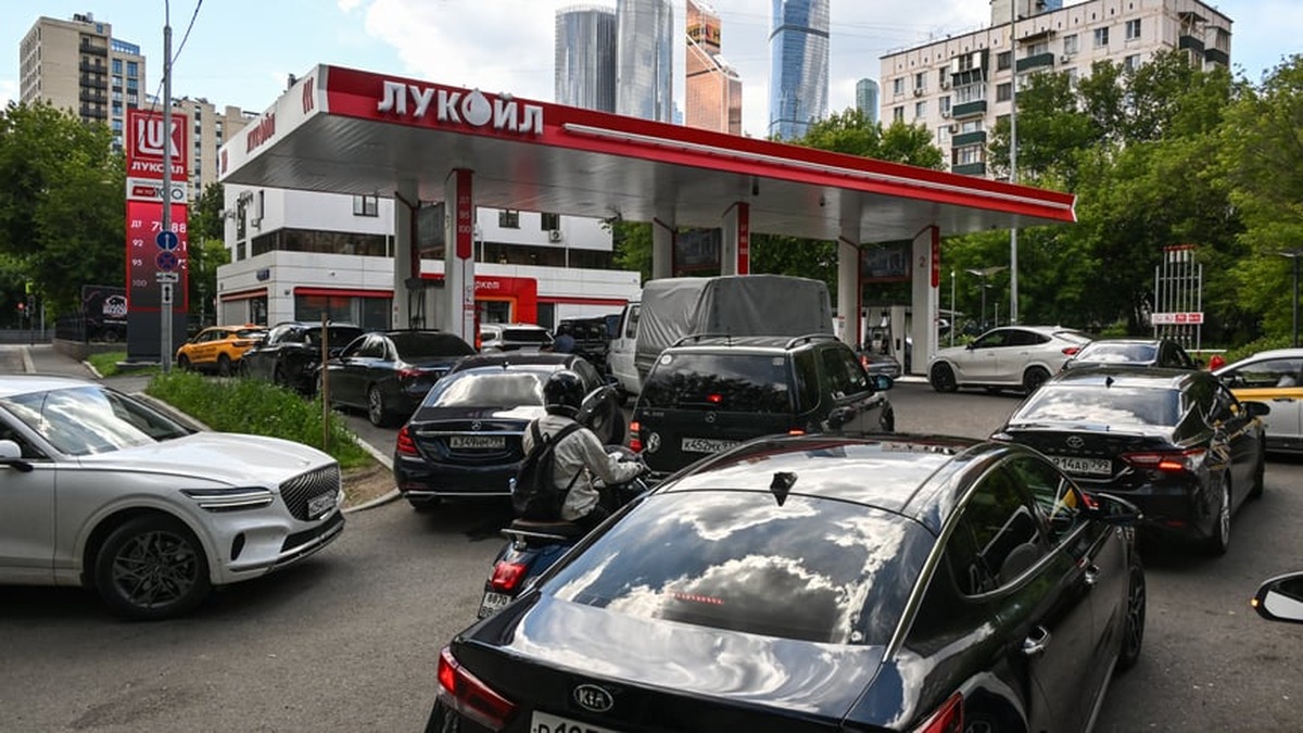 Продажи электромобилей и гибридов в России удвоились на фоне дефицита бензина