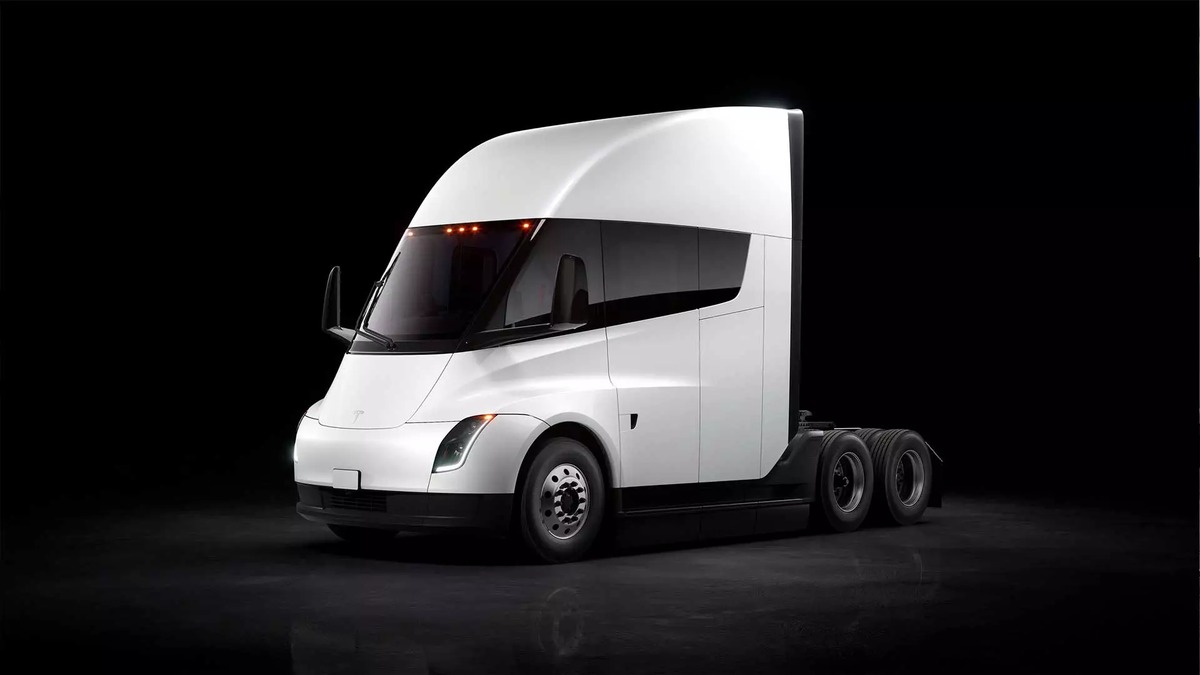 Tesla начала поставки Semi новой группе клиентов после девяти лет задержек