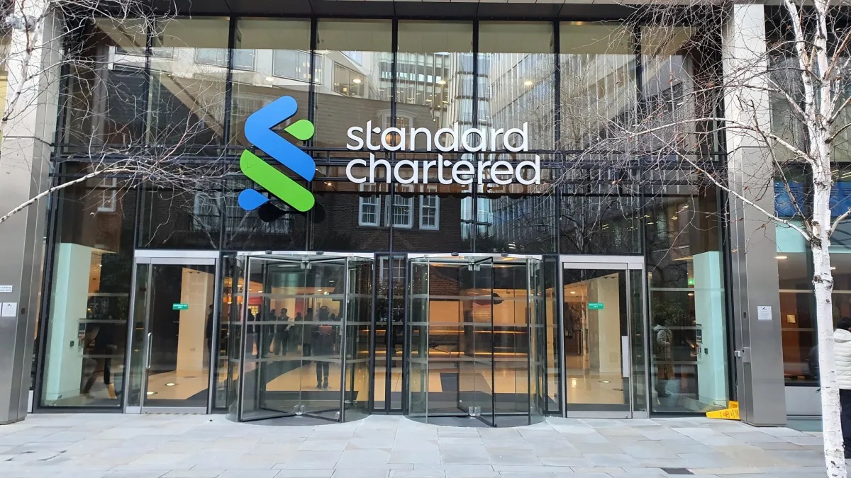 Standard Chartered открыл профессиональным инвесторам ОАЭ торговлю BTC и ETH из банковского счёта