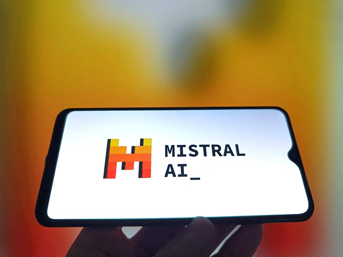 Mistral выпустила Voxtral 3 для голосовых агентов, выполняющих поручения во время разговора