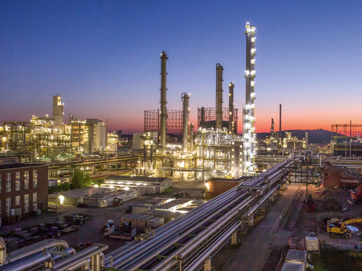 Evonik отказалась обсуждать улучшенное предложение BASF о поглощении