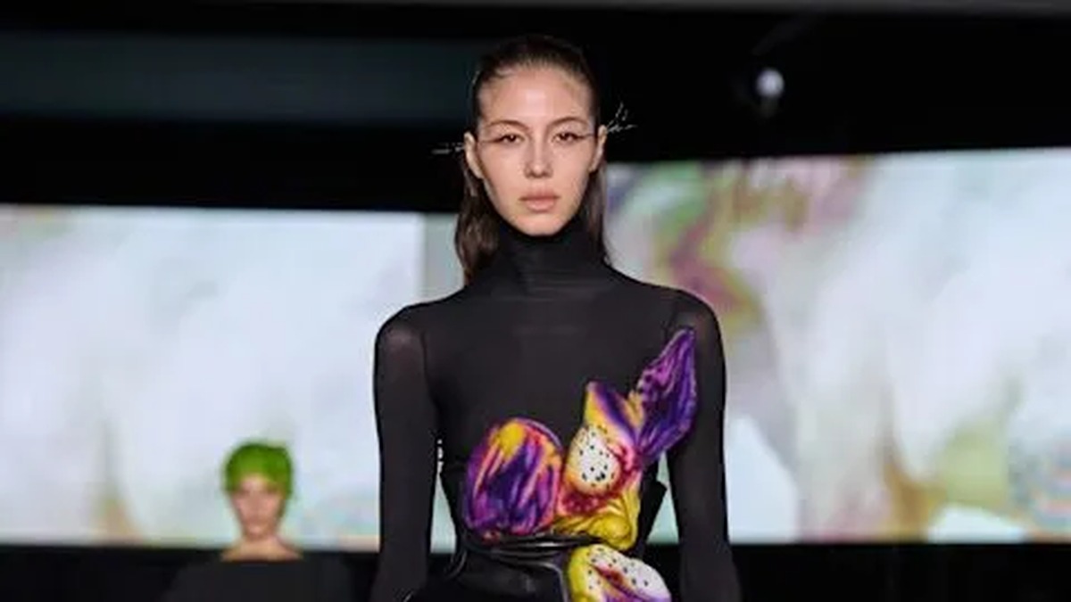 Mugler закрыл модную трилогию платьем с открытыми ягодицами