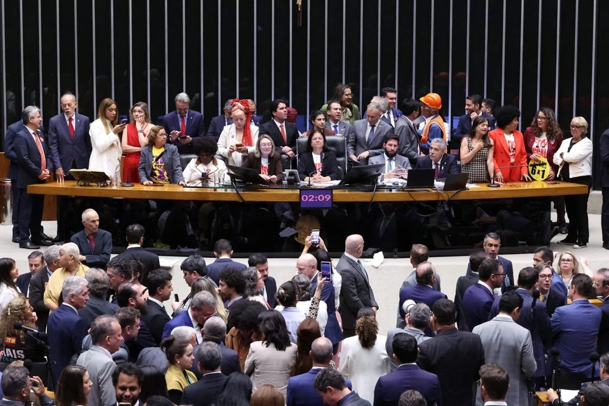 Парламент Бразилии окончательно одобрил 40-часовую рабочую неделю